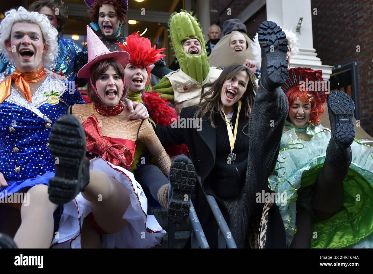 Cambridge, Stati Uniti. 05th Feb 2022. Jennifer Garner, di fronte, secondo da destra, si unisce a una linea di calcio con i membri del cast hasty Pudding a seguito di una parata attraverso Harvard Square onorandola come la Donna dell'anno 2022 da Hasty Pudding Theatricals della Harvard University di Cambridge, ma, sabato 5 febbraio 2022. (Foto di Josh Reynolds/Sipa USA) Credit: Sipa USA/Alamy Live News Foto Stock