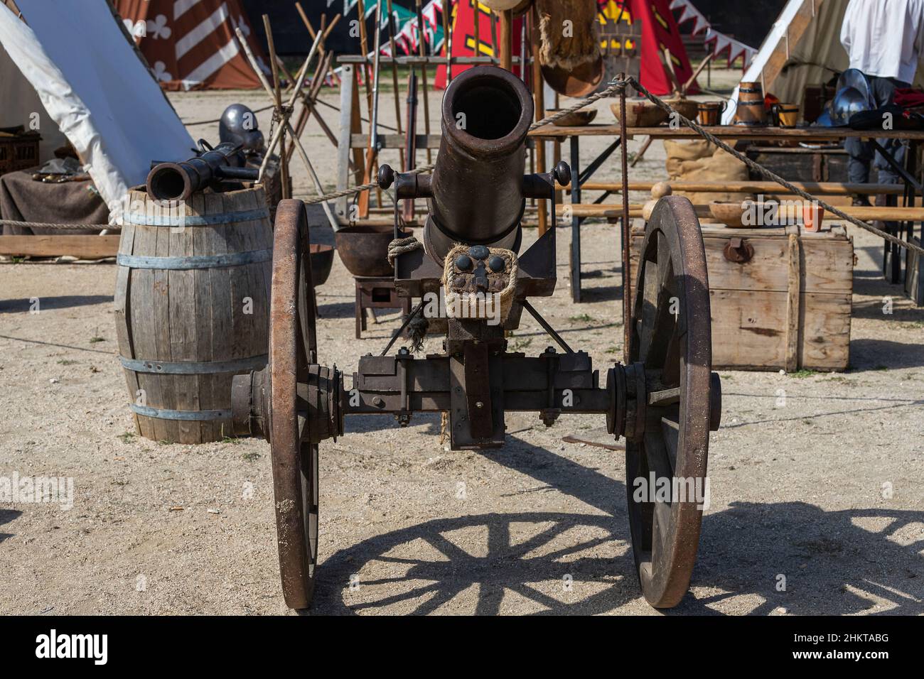 Primo piano vista frontale di un cannone militare utilizzato nei secoli 16th e 17th. Fotografia all'aperto scattata nella ricreazione di un campo militare del XV Foto Stock