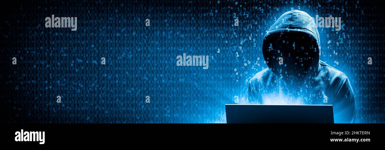 Silhouette di computer hacking criminale con cappuccio su Binary Code background - Cyber Crime Concept Foto Stock