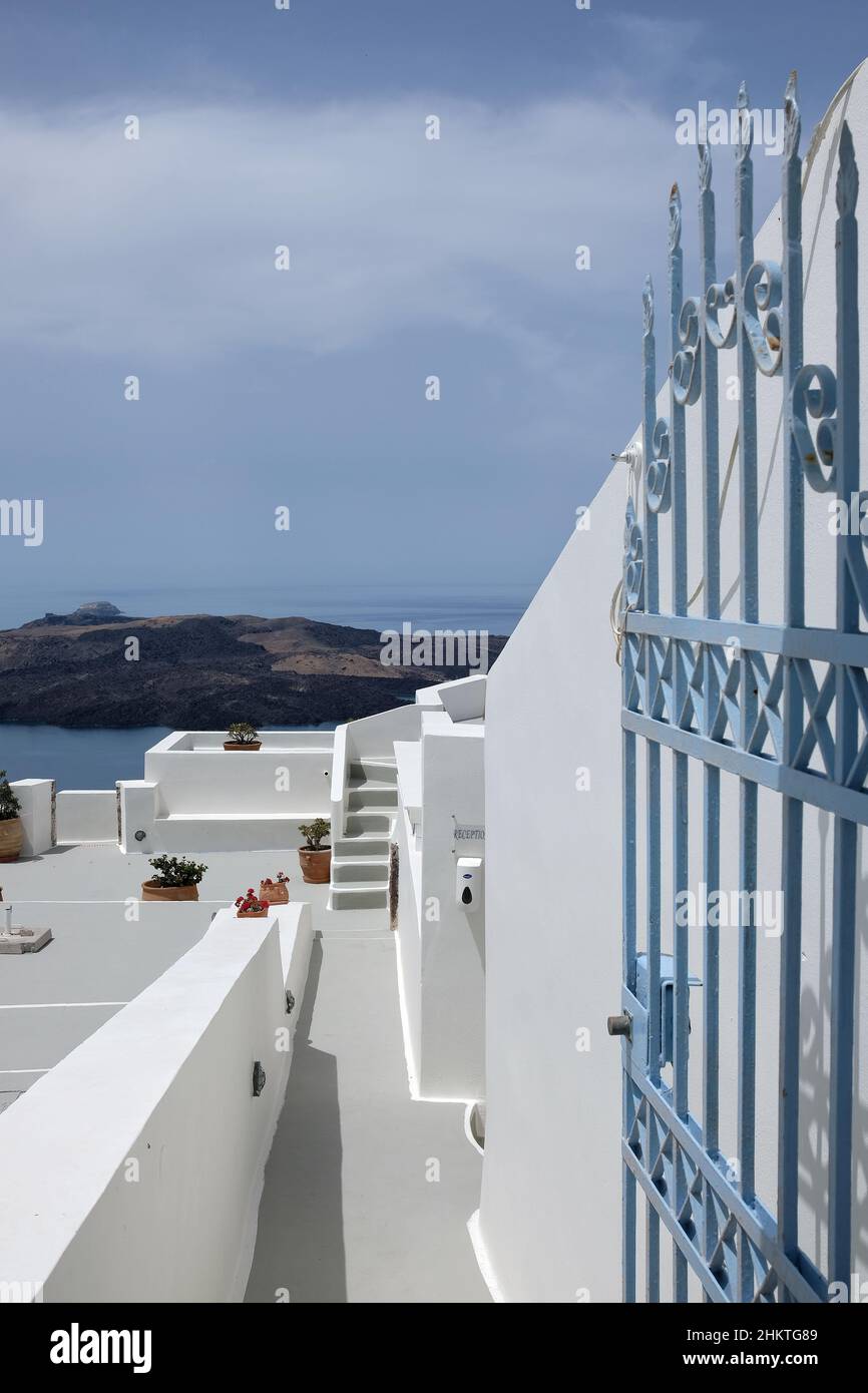 Santorini, Grecia - 7 maggio 2021 : porta e scalini che conducono ad un edificio residenziale con una splendida vista sul Mar Egeo e sul vulcano di Santor Foto Stock