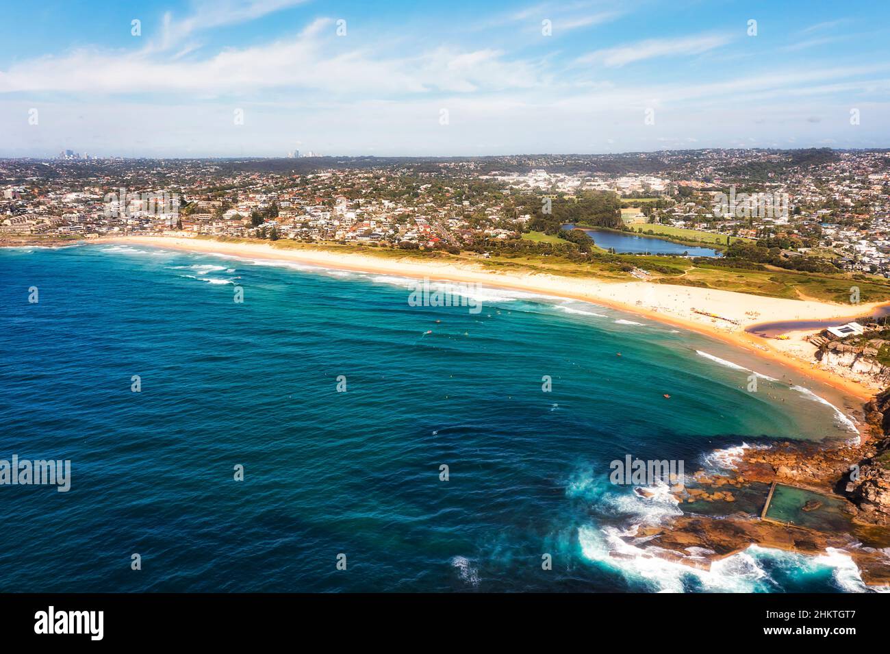 Curl Curl Beach vista aerea del mare dall'oceano Pacifico alla riva nord di Sydney e le spiagge nord. Foto Stock