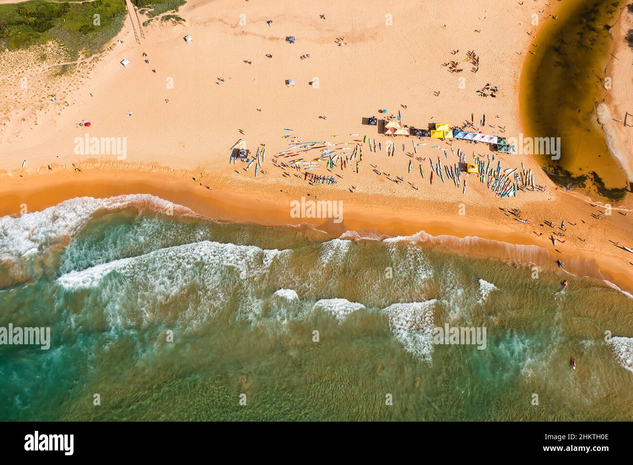 Curl Curl Beach con laguna e club di kayak salvavita in vista aerea dall'alto verso il basso sopra i kayak. Foto Stock