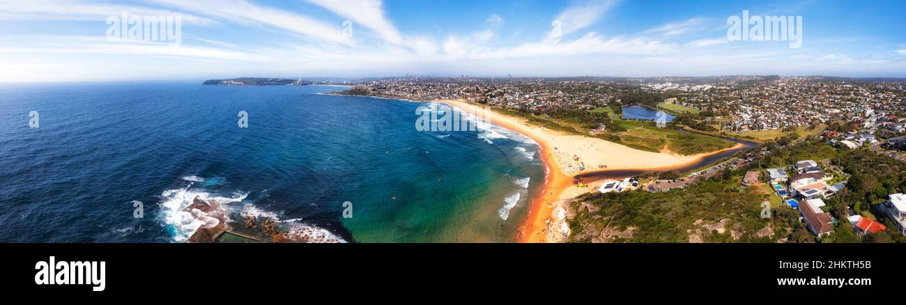 Pacific Ocean Coast of Sydney Northern Beaches - panorama aereo della spiaggia di Curl Curl e della laguna e dei sobborghi. Foto Stock