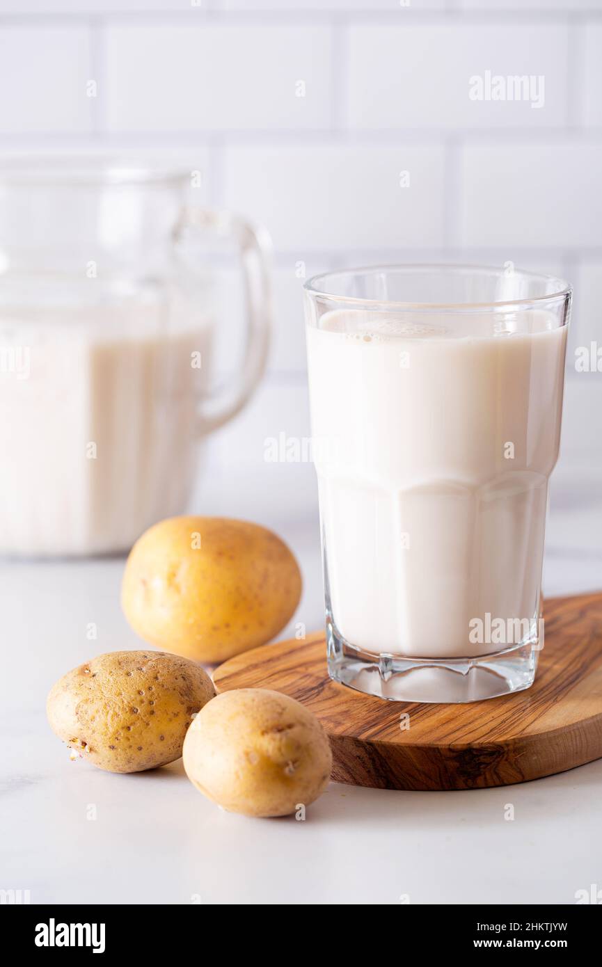 Scena luminosa e luminosa del latte di patate, un'alternativa estanabile al latte di latte Foto Stock