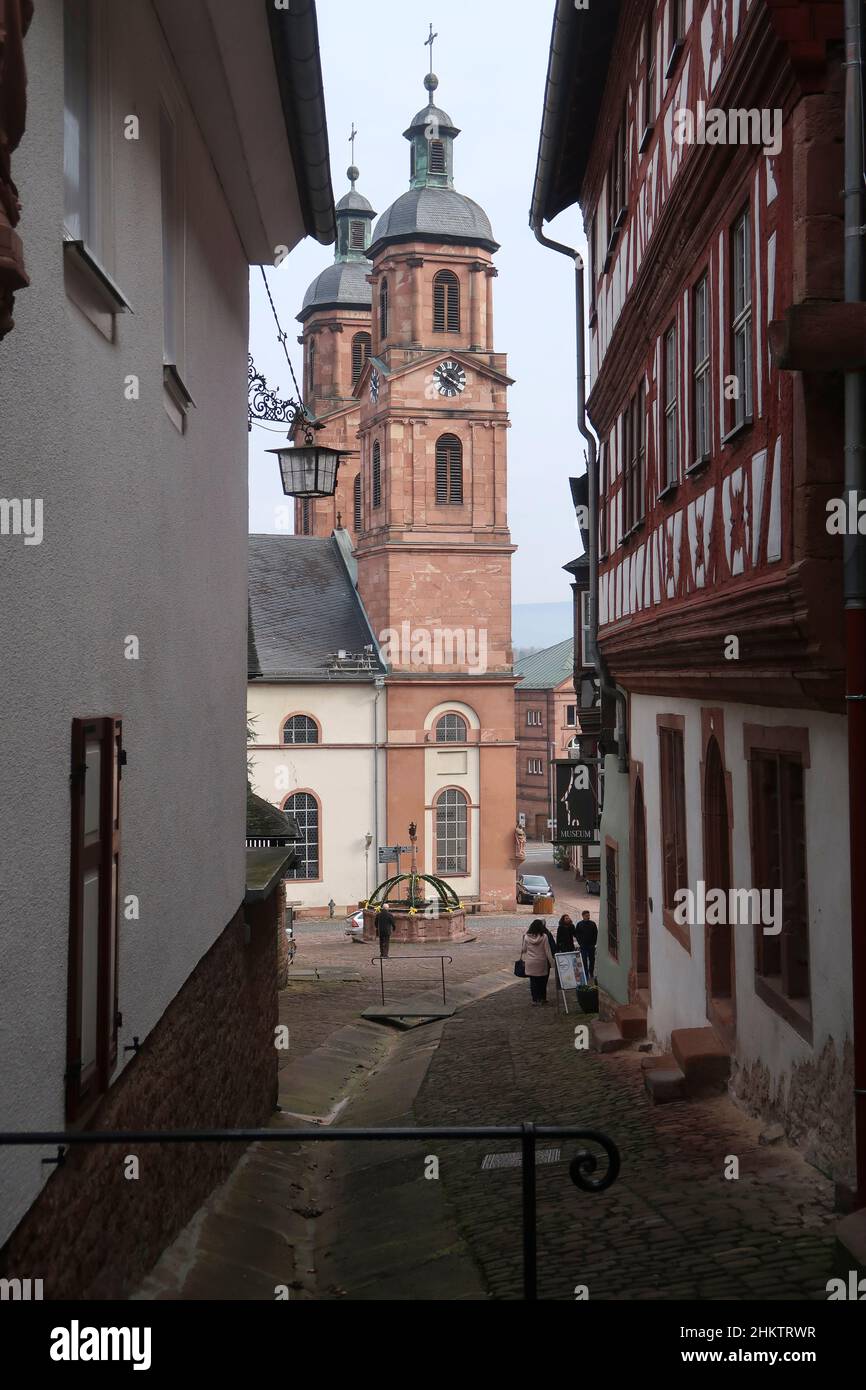 Le torri della Chiesa di San Jakobus a Miltenberg attraversò un vicolo del centro storico Foto Stock