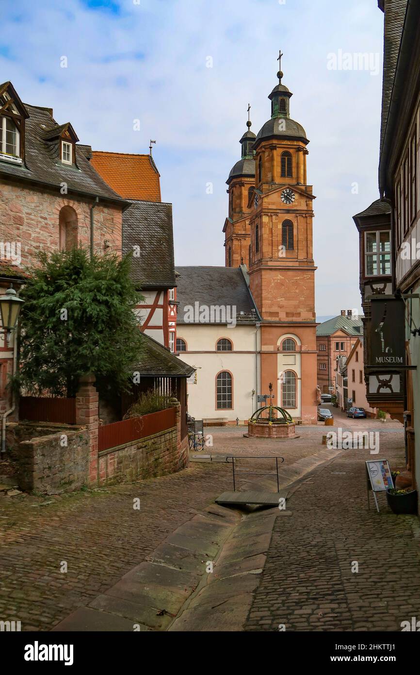 Le torri della Chiesa di San Jakobus a Miltenberg attraversò un vicolo del centro storico Foto Stock