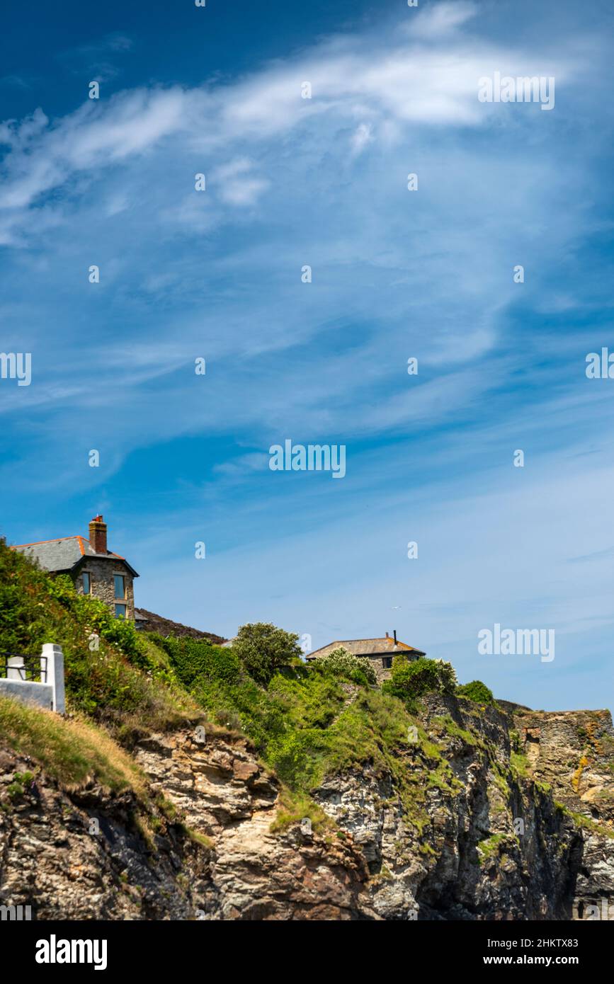 Edifici tradizionali della Cornovaglia vicino al bordo della scogliera nel punto di bellezza spettacolare della spiaggia di St Agnes sulla costa nord della Cornovaglia, un soleggiato, caldo, metà estate d Foto Stock