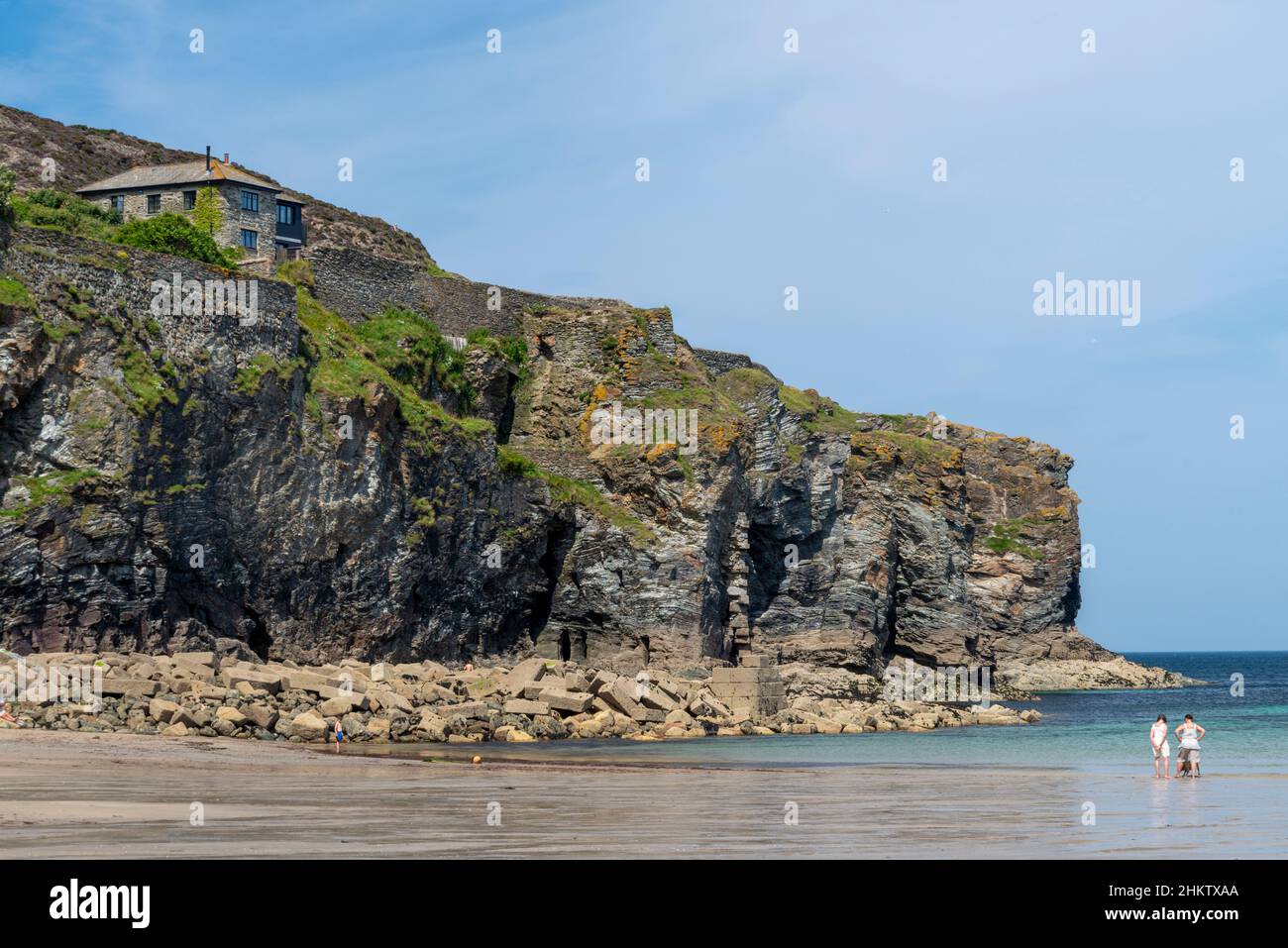 St.Agnes,Cornovaglia,Inghilterra,UK-Luglio 22 2021:visitatori al popolare punto turistico costiero sulla costa nord, godere del mare caldo e fine tempo estivo, benea Foto Stock