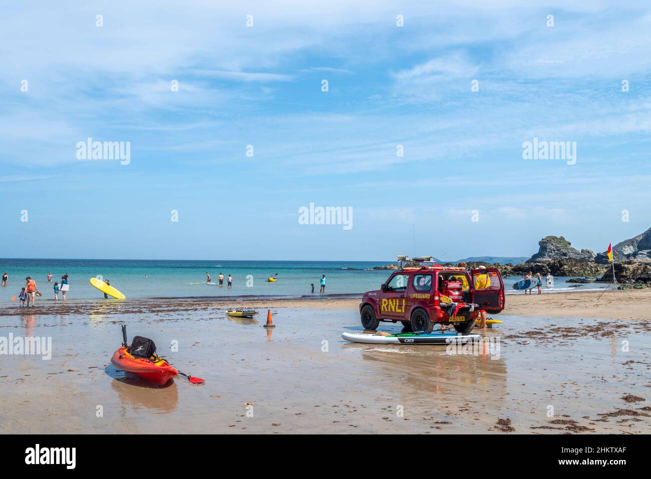 St.Agnes,Cornovaglia,Inghilterra,UK-Luglio 22: Menbers della famosa organizzazione di salvataggio di barche di salvataggio, situato sulla spiaggia vicino al mare, in un veicolo con salvataggio Foto Stock