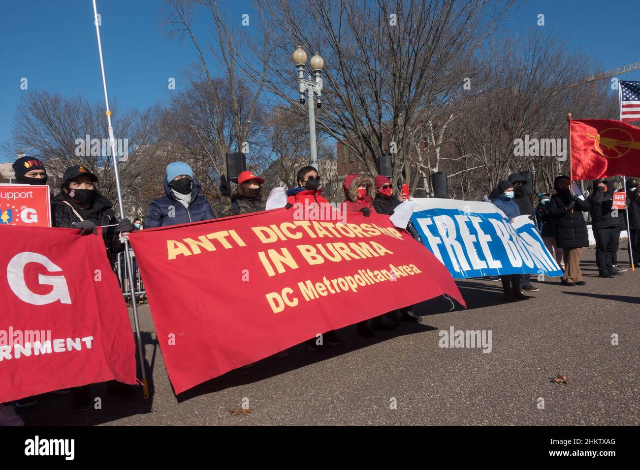 I manifestanti della Casa Bianca protestano contro l'esercito del Myanmar, che ha preso il potere con un colpo di stato del 1 febbraio 2021, e ha portato all'arresto di funzionari eletti, all'uccisione di civili e alla persecuzione religiosa. 5 febbraio 2022. Foto Stock