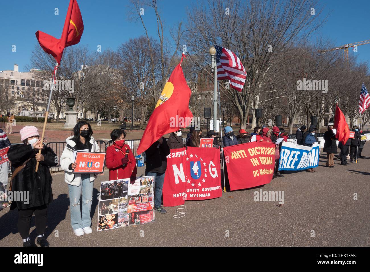 I manifestanti della Casa Bianca protestano contro l'esercito del Myanmar, che ha preso il potere con un colpo di stato del 1 febbraio 2021, e ha portato all'arresto di funzionari eletti, all'uccisione di civili e alla persecuzione religiosa. 5 febbraio 2022. Foto Stock