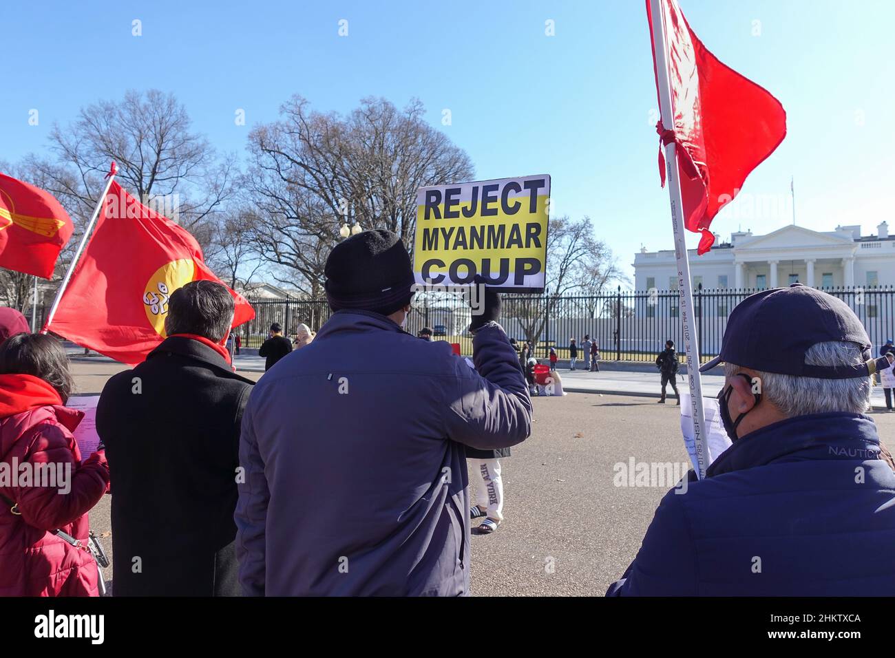 I manifestanti della Casa Bianca protestano contro l'esercito del Myanmar, che ha preso il potere con un colpo di stato del 1 febbraio 2021, e ha portato all'arresto di funzionari eletti, all'uccisione di civili e alla persecuzione religiosa. 5 febbraio 2022. Foto Stock