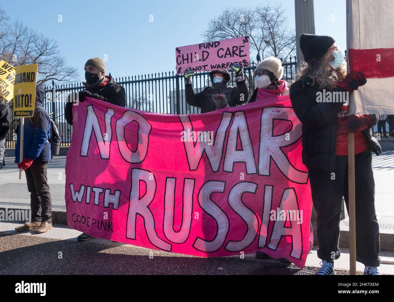 I manifestanti protestano davanti alla Casa Bianca contro quello che dicono è l'aggressione da parte della NATO e degli Stati Uniti verso la Russia sull'Ucraina, che temono porterà alla guerra basata sulle bugie.Feb 5, 2022 Foto Stock
