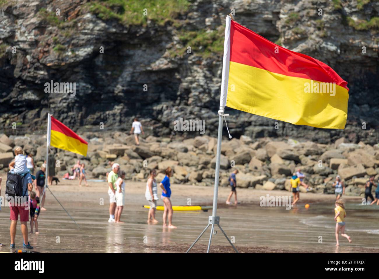 St.Agnes,Cornovaglia,Inghilterra,UK-Luglio 22: Una bandiera di sicurezza del mare, eretta su un treppiede dai membri del RNLI, mostra i colori che indicano l'area di nuoto consigliata Foto Stock