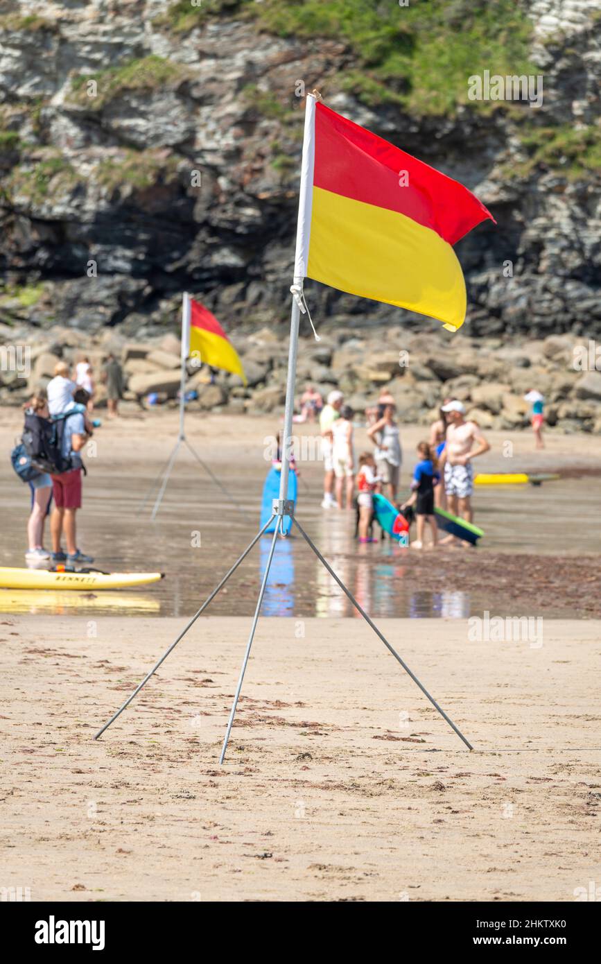 St.Agnes,Cornovaglia,Inghilterra,UK-Luglio 22: Una bandiera di sicurezza del mare, eretta su un treppiede dai membri del RNLI, mostra i colori che indicano l'area di nuoto consigliata Foto Stock