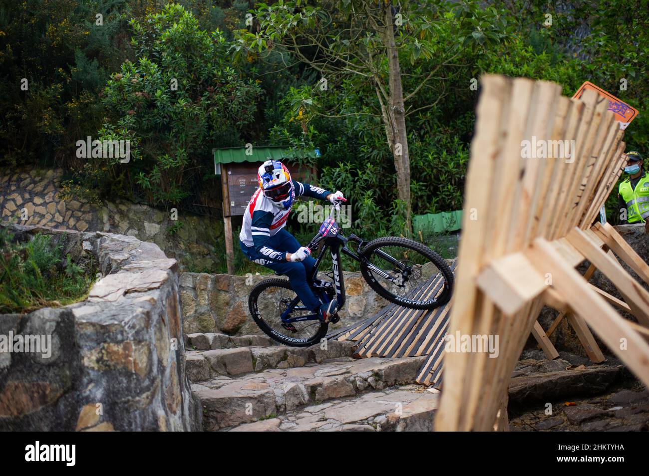 Il ciclista cileno Pedro Burns durante la gara di discesa di RedBull Monserrate Cerro Abajo 2022 nell'iconica attrazione turistica di Monserrate a Bogota, Colombia, 6 febbraio 2022. Camilo Sanchez 'Paquito' ha vinto la gara con un tempo di 4:41,82 Foto Stock