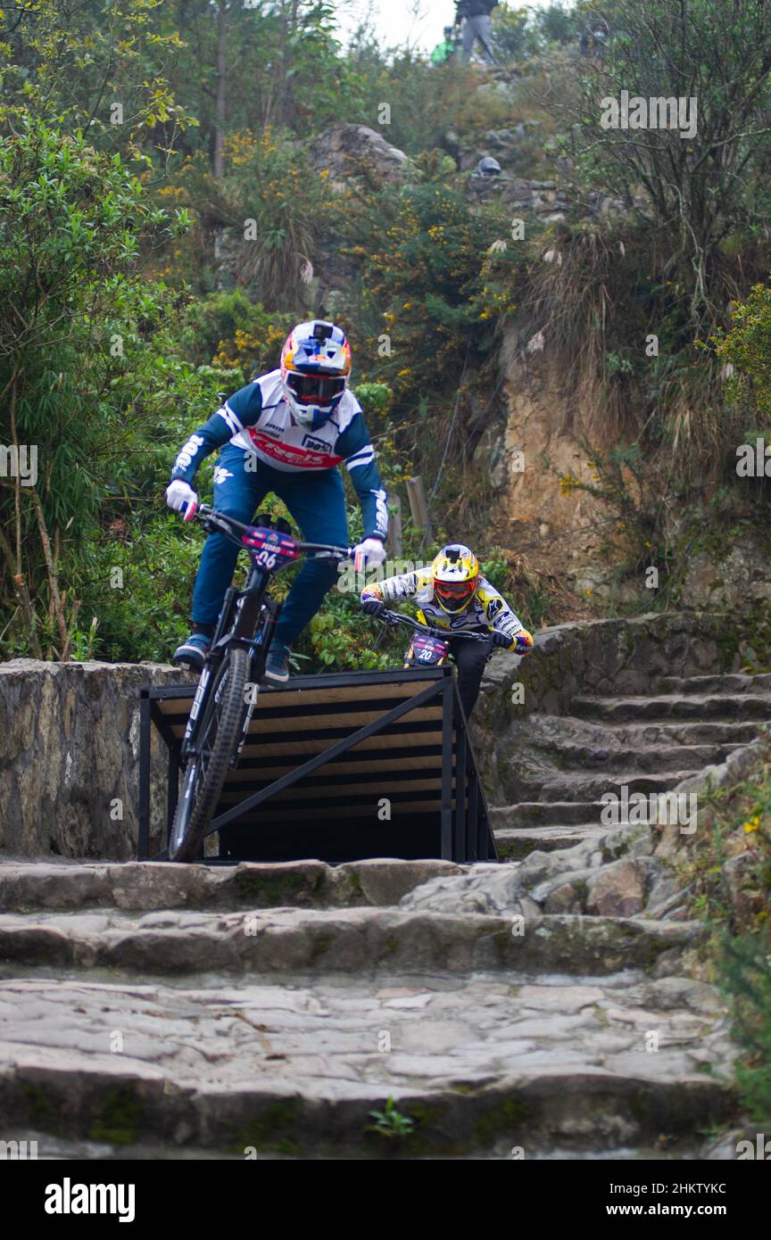 Ciclista cilena Pedro Burns (fronte) e Wyn Masters of New Zeland durante la gara di discesa RedBull Monserrate Cerro Abajo 2022 nella famosa attrazione turistica di Monserrate a Bogota, Colombia, 6 febbraio 2022. Camilo Sanchez 'Paquito' ha vinto la gara con un tempo di 4:41,82 Foto Stock