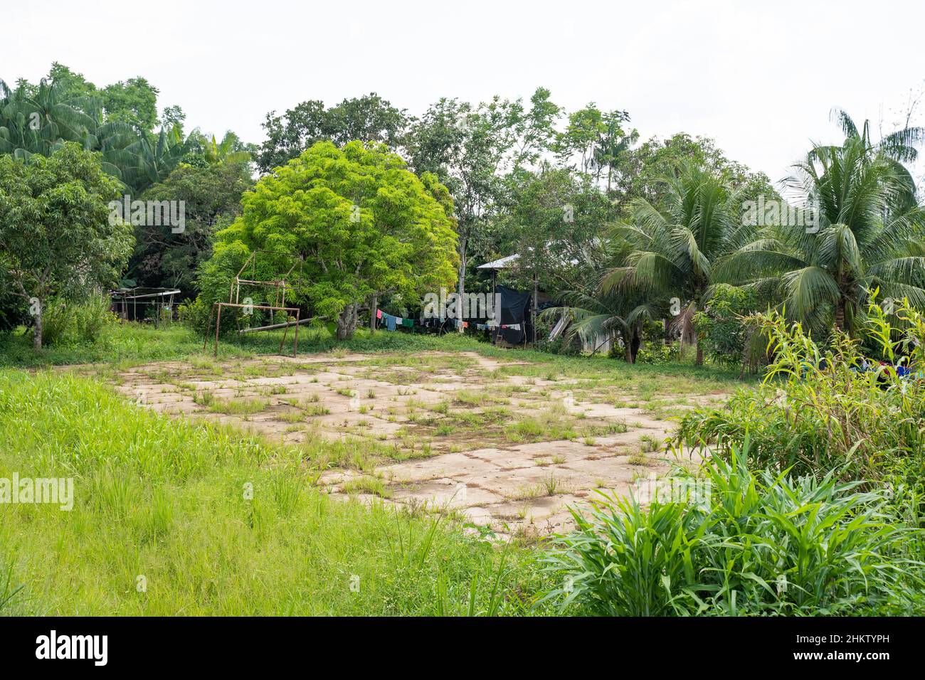 San Martin de Amacayacu, Leticia, Amazonia, Colombia. Abbandonato campo sportivo nella comunità indigena Tikuna. Foto Stock