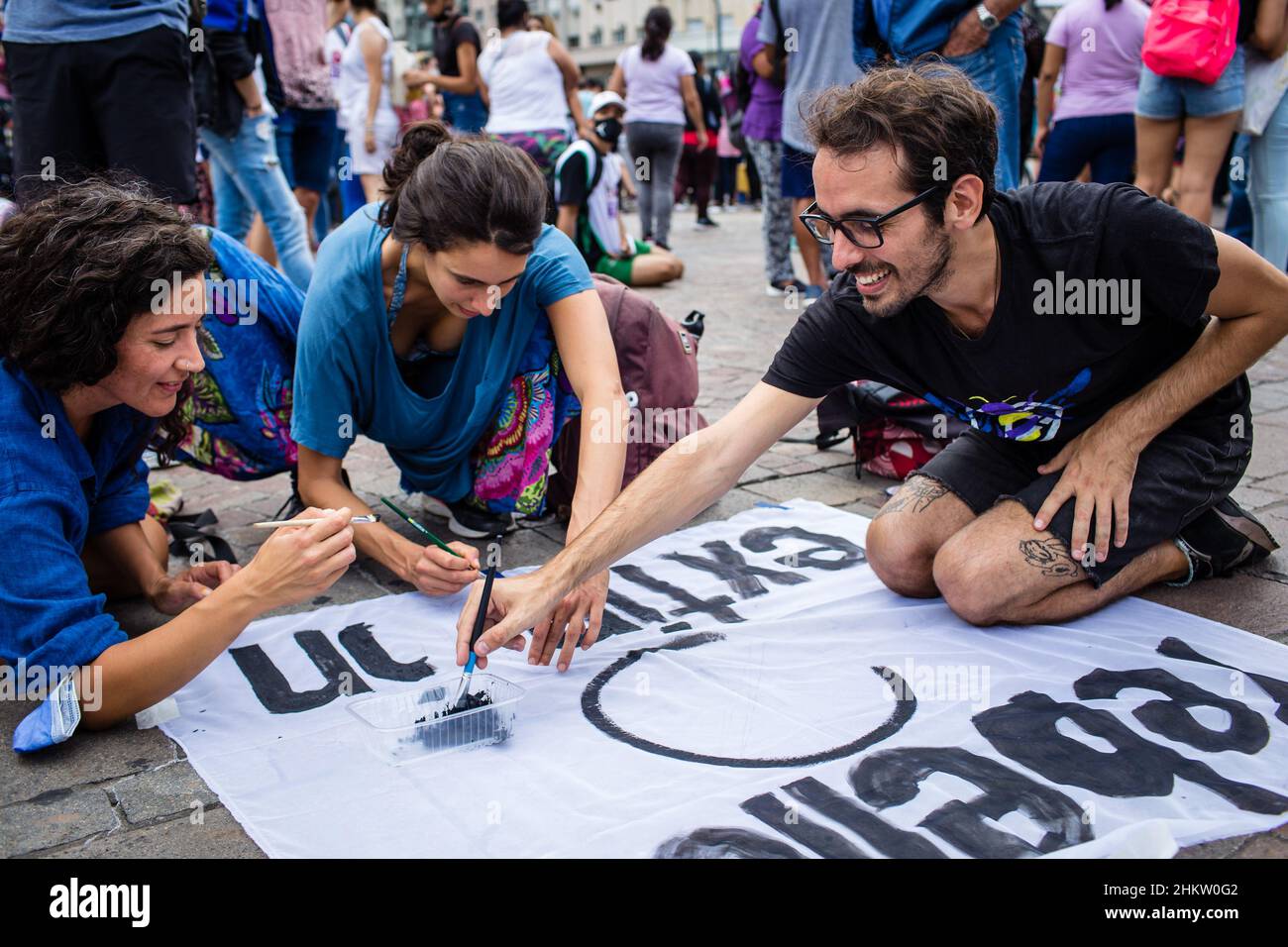 Gli attivisti hanno visto dipingere i loro poster contro l'estrazione e lo sfruttamento del petrolio durante la dimostrazione. Le organizzazioni socio-ambientali hanno tenuto una marcia ambientale dall'Obelisco alla Plaza de Mayo nel quadro del 'Oceanazo' globale in difesa dei mari e degli oceani. L'azione svolta nella città di Buenos Aires, si aggiunge alle molteplici proteste, contro il mega sfruttamento del mare da parte delle multinazionali petrolifere. Credit: SOPA Images Limited/Alamy Live News Foto Stock