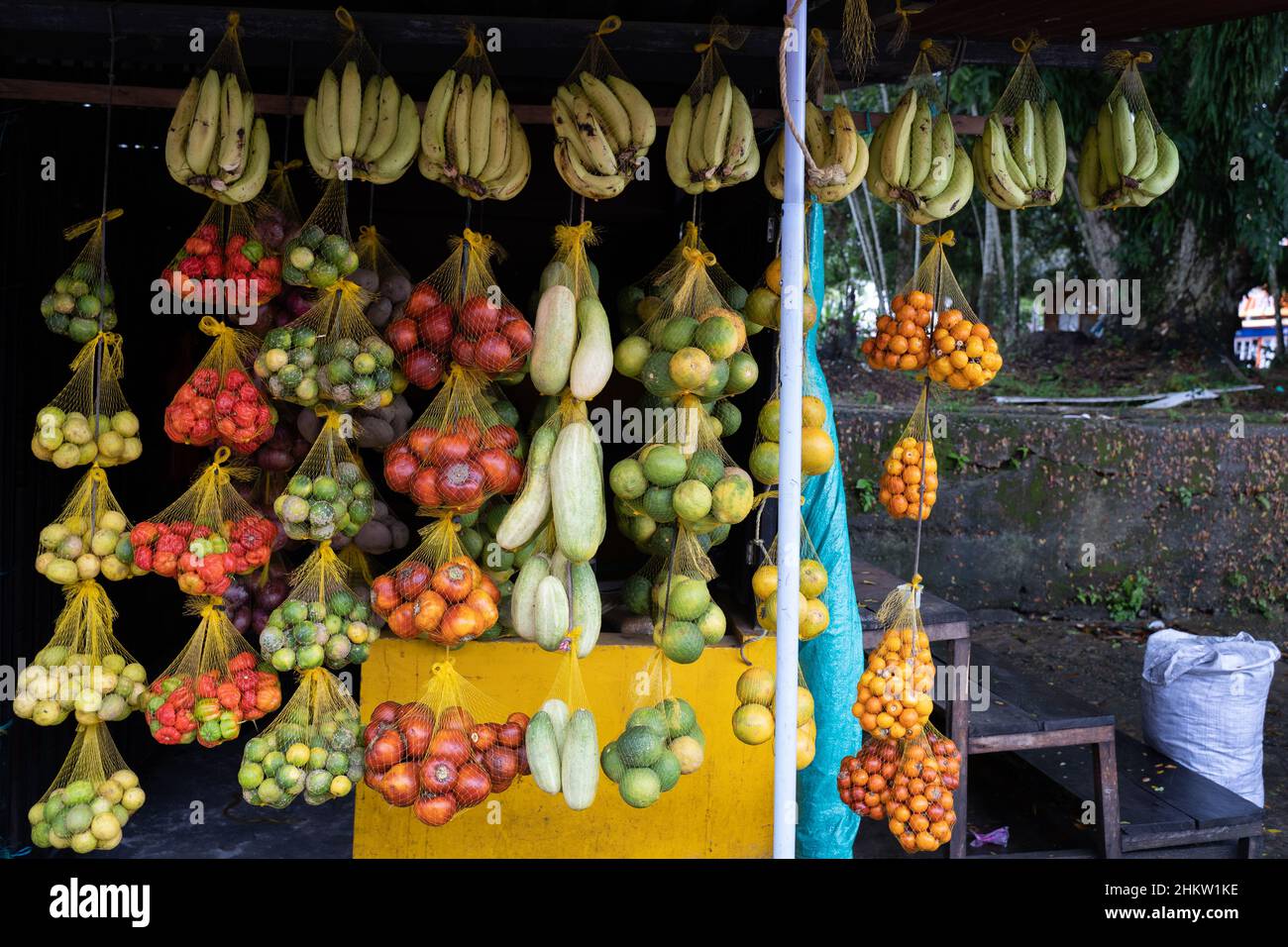 Presentazione di frutti esotici sul mercato di leticia, Amazonia, Colombia Foto Stock