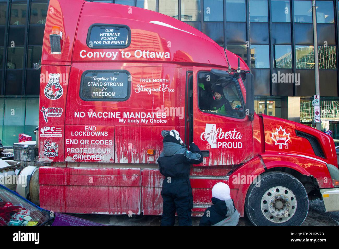 Camion che bloccano le strade del centro alla Convoy 2022 occupazione del centro di Ottawa in protesta contro le misure anti-Covid del governo. Foto Stock