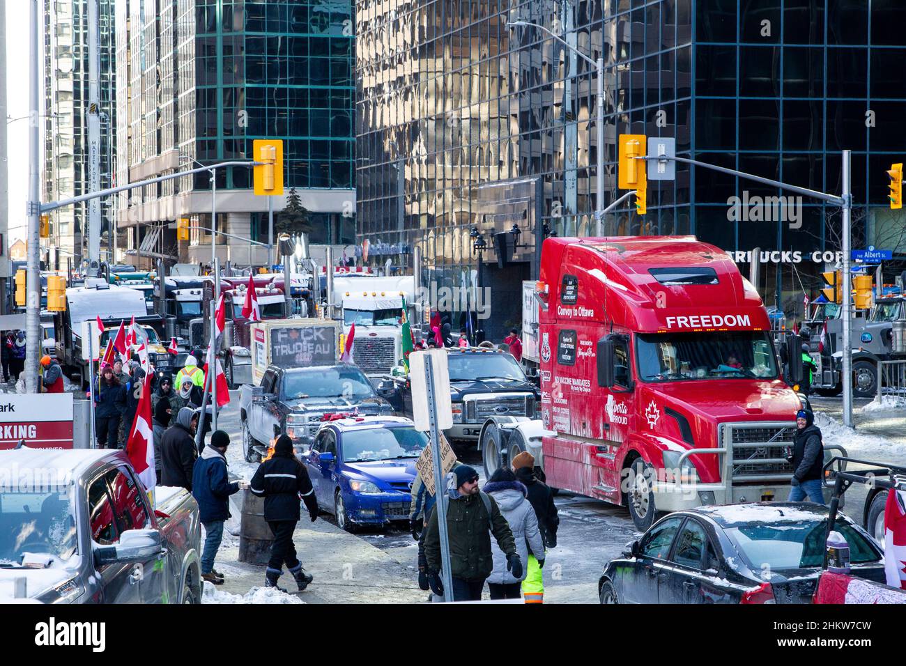 Camion che bloccano le strade del centro alla Convoy 2022 occupazione del centro di Ottawa in protesta contro le misure anti-Covid del governo. Foto Stock