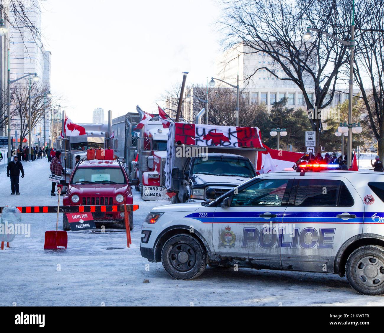 Camion che bloccano le strade del centro alla Convoy 2022 occupazione del centro di Ottawa in protesta contro le misure anti-Covid del governo. Foto Stock