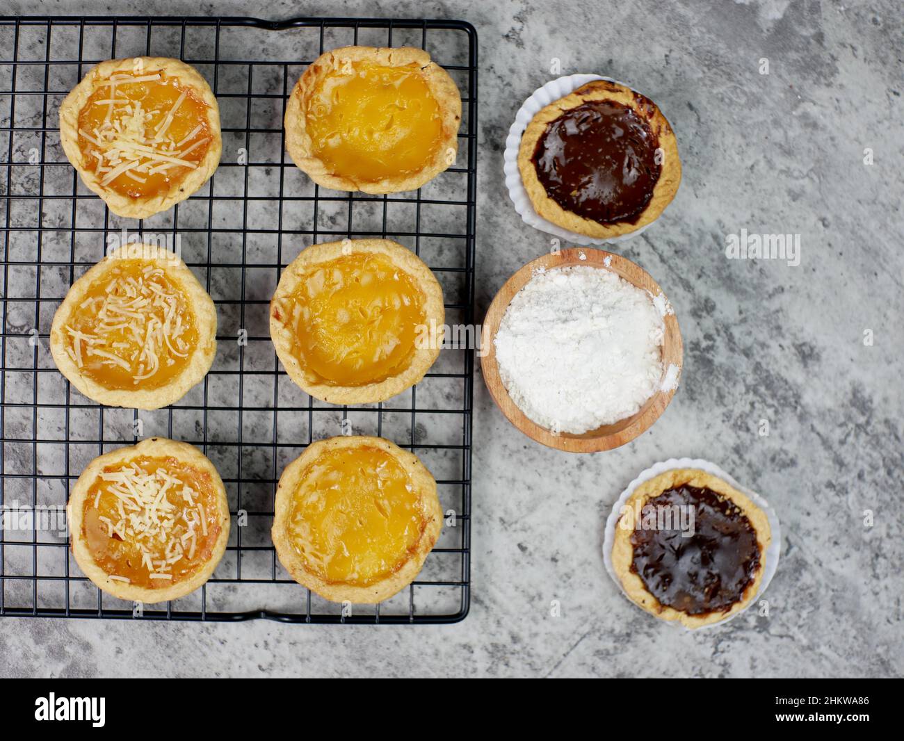 Ananas, formaggio e torte aromatizzate al cioccolato su una griglia di  raffreddamento. Concetto di prodotti da forno Foto stock - Alamy