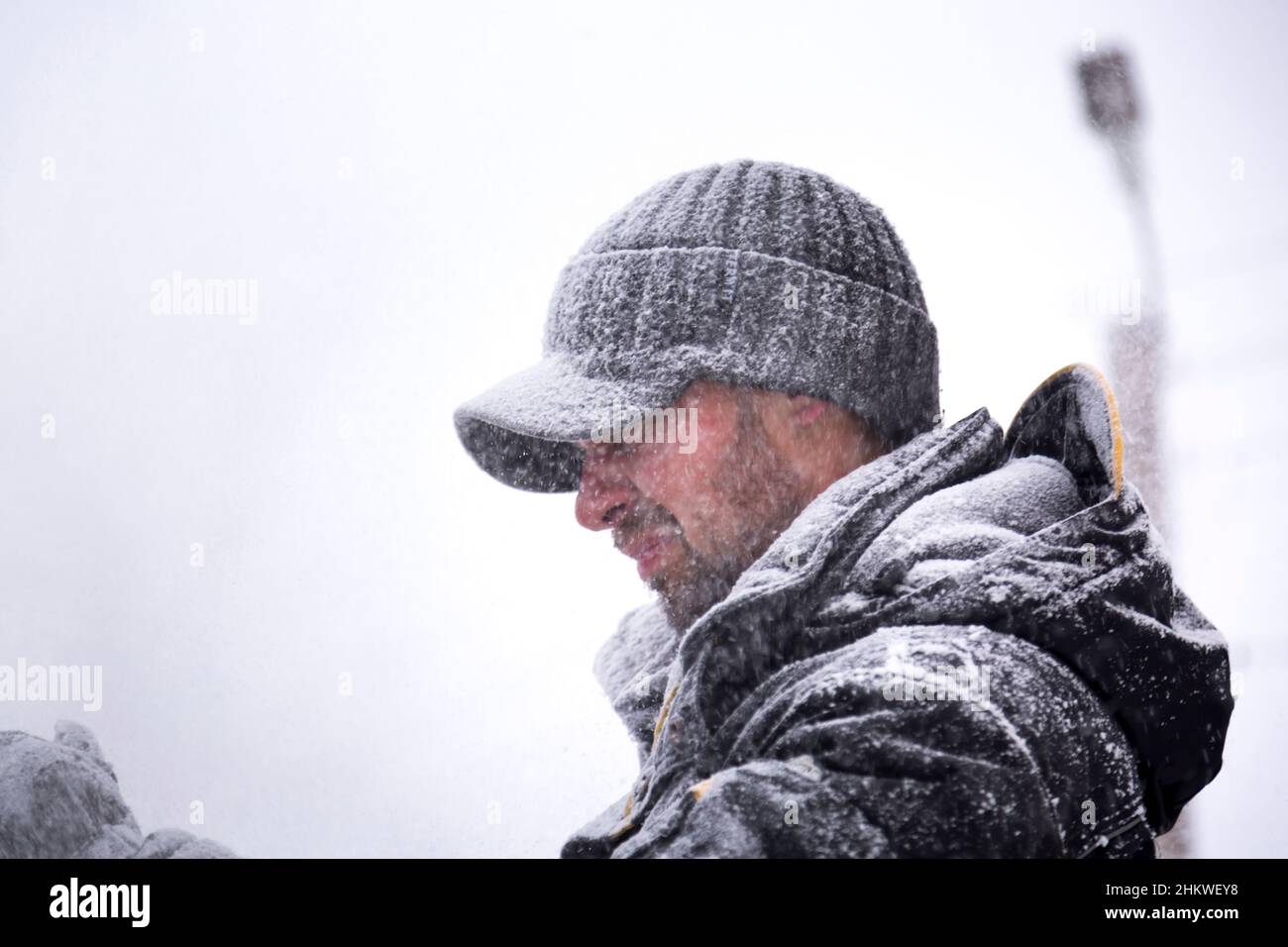 Primo piano del volto di un lavoratore coperto di neve Foto Stock