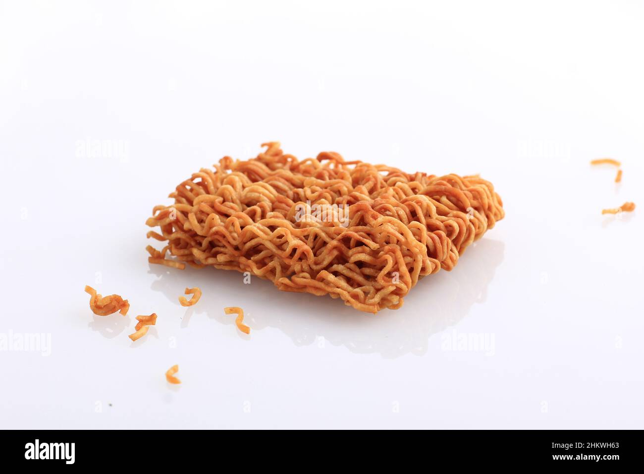 Asian Dried Instant Noodle isolato su bianco, fuoco selezionato Foto Stock