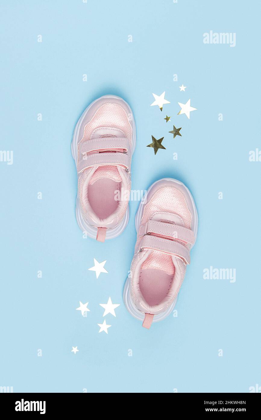 Scarpe sportive, sneakers e stelle luccicanti su sfondo blu. Sport Lifestyle Concept Vista dall'alto Flat Lay . Foto Stock