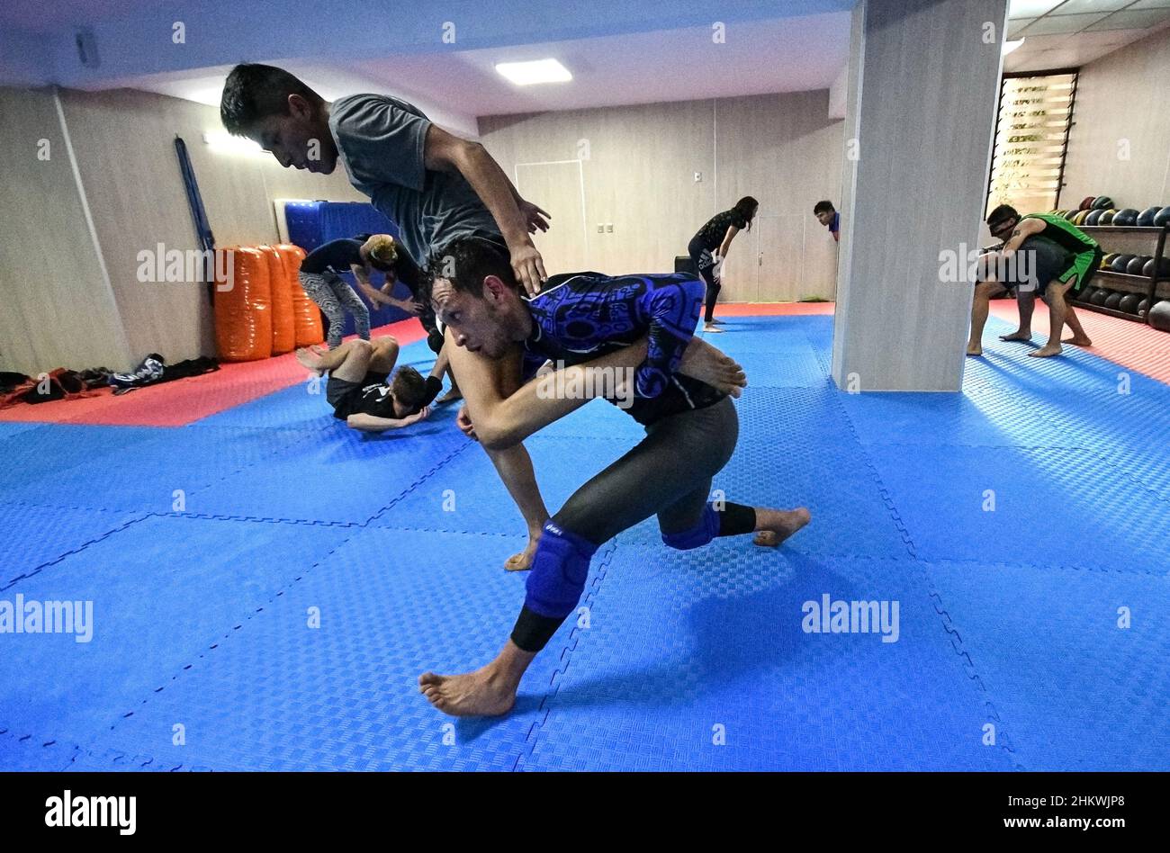 4 febbraio 2022: MMA 'Mixed Martial Arts' formazione all'Academia Alianza  Bolivia, a la Paz.Practitioners lì treno boxe, kick boxing, Muay Thai, Judo,  Jiujitsu brasiliano, Lotta e lotta in un gruppo multidisciplinare, MMA.