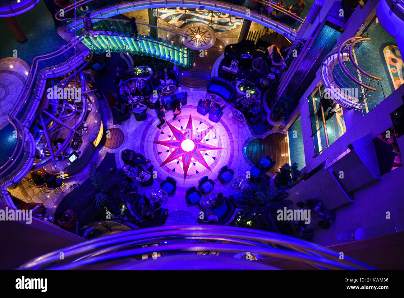 Lobby interna della nave da crociera Royal Caribbean di notte - crociera in Alaska all'interno direttamente a Ketchikan Foto Stock