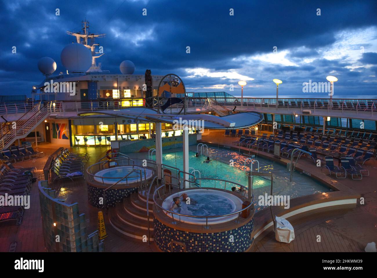 Ponte della nave da crociera Royal Caribbean di notte - sera - direttamente all'interno di Ketchikan Foto Stock