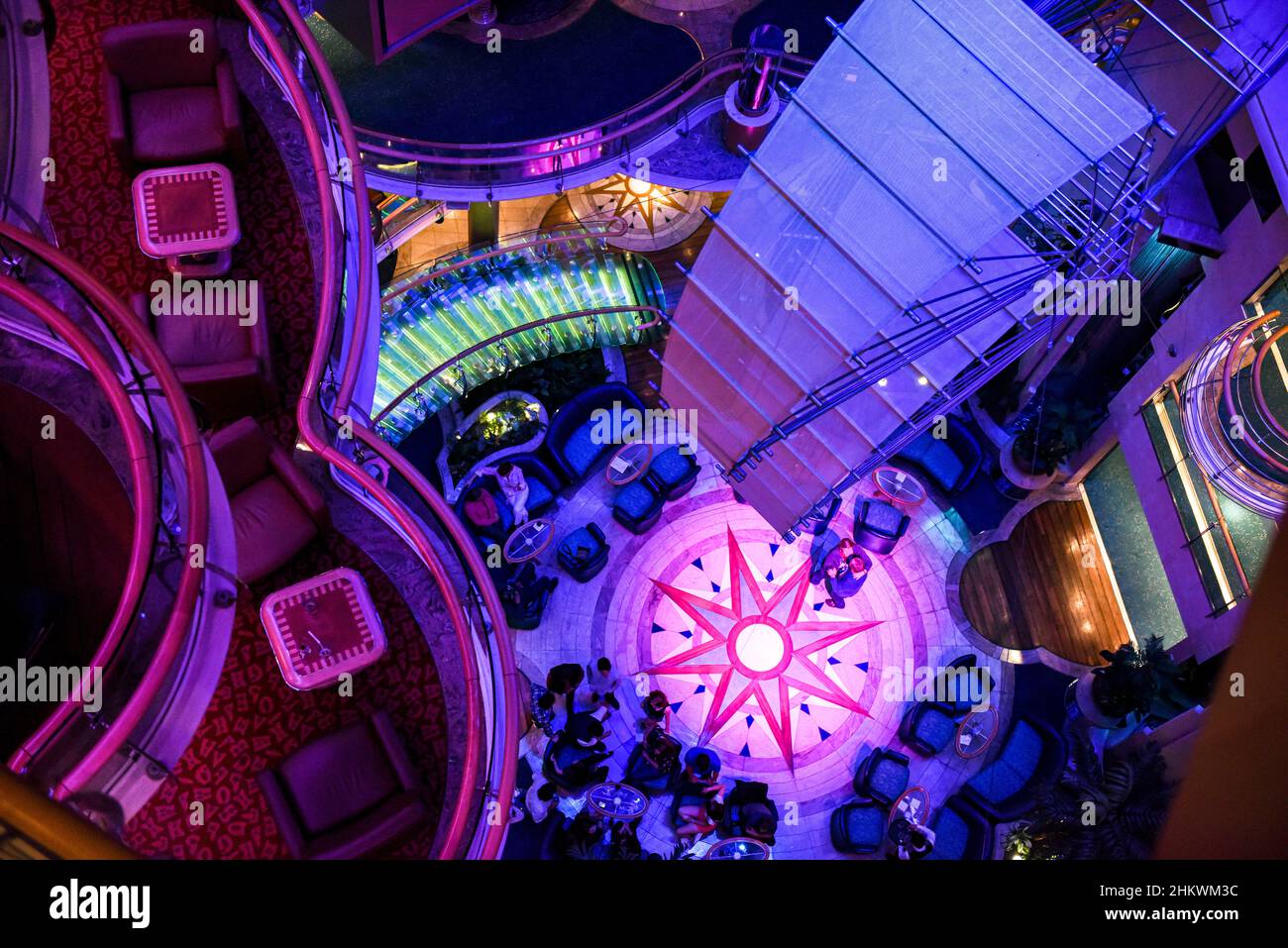 Lobby interna della nave da crociera Royal Caribbean di notte - crociera in Alaska all'interno direttamente a Ketchikan Foto Stock