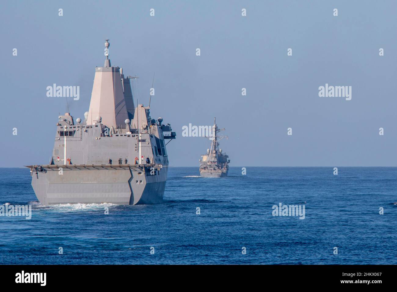 220203-N-LD903-1030 OCEANO PACIFICO (DAL 3, 2022) – il molo di trasporto anfibio USS Anchorage (LPD 23), a sinistra, e il cacciatorpediniere missilistico guidato USS John Paul Jones (DDG 53) transitano sull'Oceano Pacifico in linea davanti all'isola USS Makin (LHD 8), durante un esercizio di formazione a vapore, febbraio 3. Makin Island sta conducendo operazioni di routine nella flotta USA 3rd. (STATI UNITI Foto Navy di Mass Communication Specialist 2nd Classe Ethan Jaymes Morrow) Foto Stock