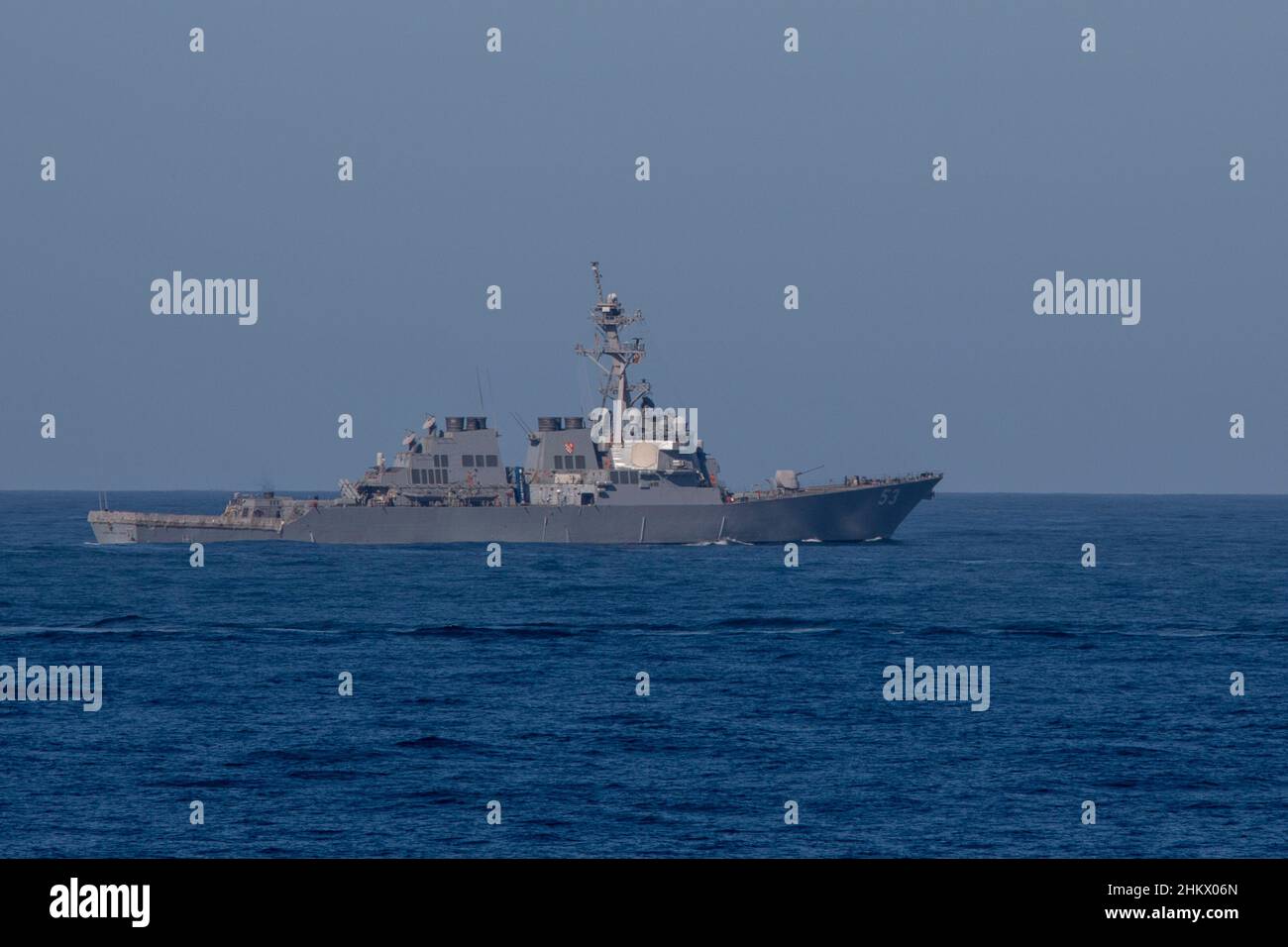 220203-N-LD903-1049 OCEANO PACIFICO (DAL 3, 2022) – cacciatorpediniere missilistico guidato USS John Paul Jones (DDG 53) transita nell'Oceano Pacifico insieme a USS Makin Island (LHD 8) durante un esercizio di formazione a vapore, febbraio 3. Makin Island sta conducendo operazioni di routine nella flotta USA 3rd. (STATI UNITI Foto Navy di Mass Communication Specialist 2nd Classe Ethan Jaymes Morrow) Foto Stock