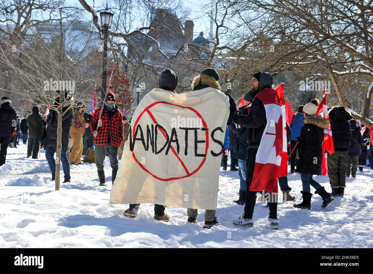 Febbraio 5, 2022. Toronto, Canada. I manifestanti si sono trascinati in una bandiera No Mandates alla protesta del convoglio della libertà di Toronto. Foto Stock