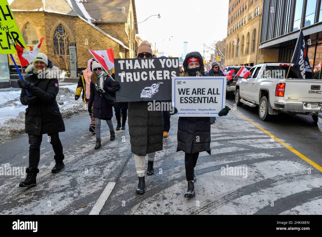 Febbraio 5, 2022. Toronto, Canada. Manifestanti che portano cartellonistica a sostegno della protesta del convoglio della libertà di Toronto. Foto Stock