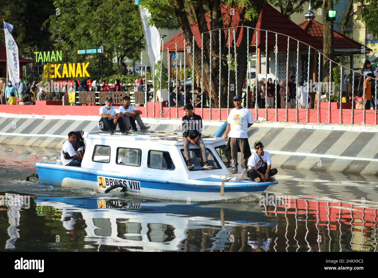 Palembang, Sumatra meridionale, Indonesia. 5th Feb 2022. Il Festival del fiume Sekanak Lambidaro a Palembang City, South Sumatra si è tenuto ufficialmente per due giorni, sabato-domenica (5-6 febbraio 2022). Questo festival diventerà un programma annuale, così come un'attività per introdurre nuove destinazioni turistiche e ristoranti lungo Jalan HM Dhanie Effendi come sostituto per Jalan Sudirman pedonale. Inoltre, questa attività fa parte di una campagna fluviale pulita per educare la gente della città di Palembang. (Credit Image: © Muhammad Shahab/Pacific Press via ZUMA Press Wire) Foto Stock