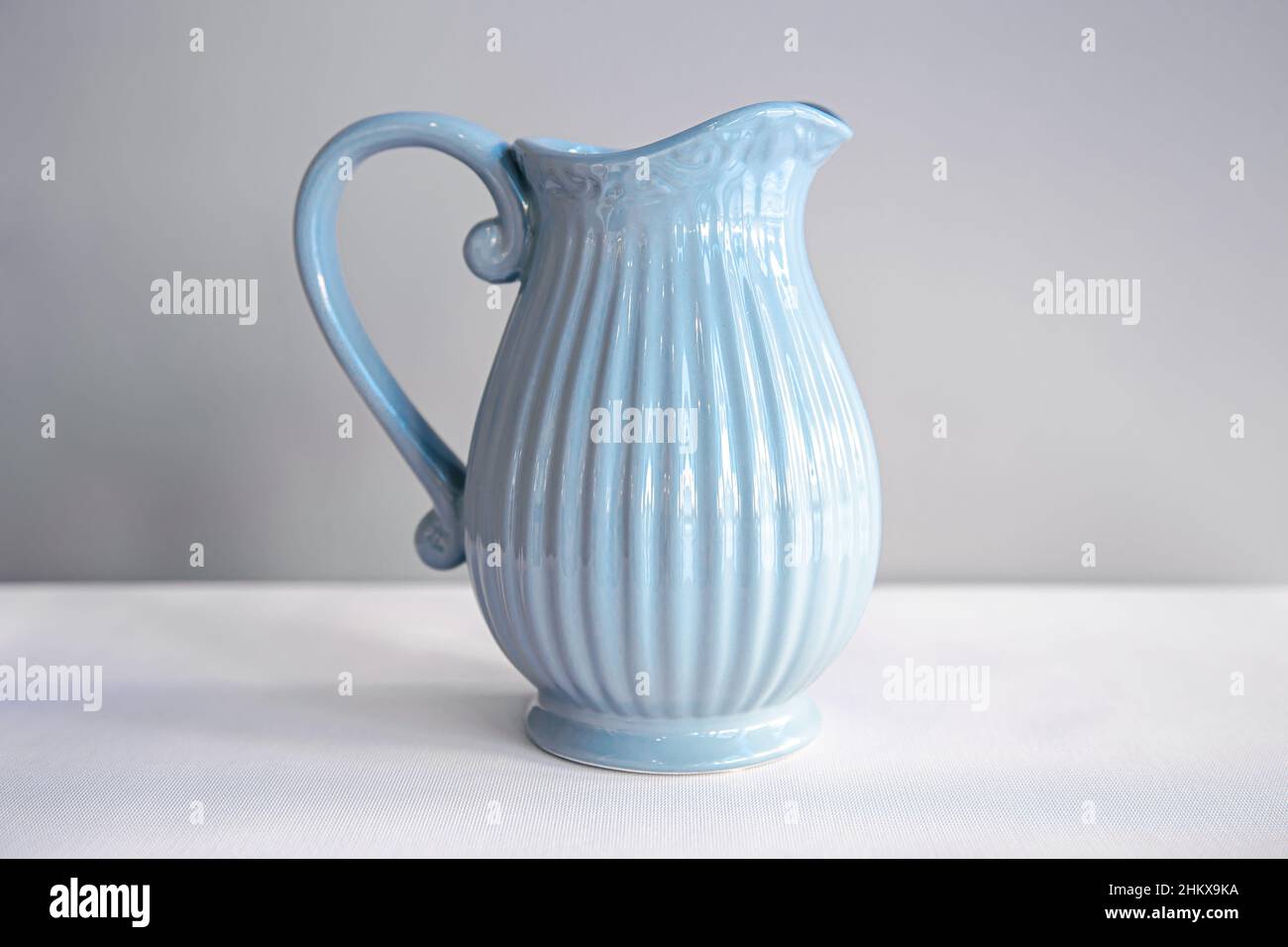 Caraffa blu testurizzata per un primo piano sulle bevande. Foto Stock