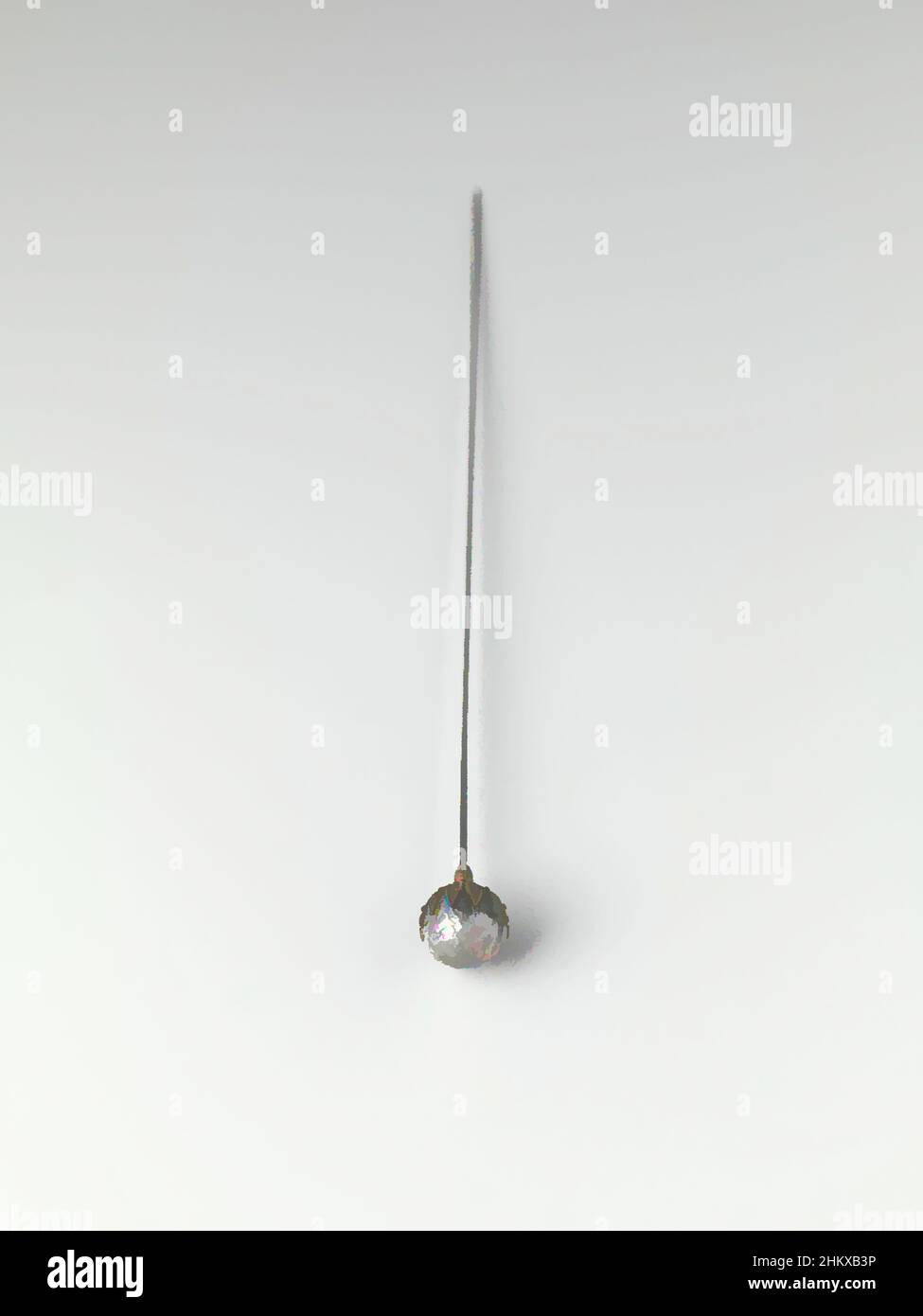 Arte ispirata da Hatpin con pomello di una piccola sfera argentata racchiusa in foglie di calice di rame, Hatpin con piccola sfera argentata racchiusa in foglie di calice di rame appuntite., Paesi Bassi, c. 1905, pen: acciaio (lega), forgiatura, forgiatura, soffiaggio, Lunghezza 21,5 cm, diametro 1 cm, opere classiche modernizzate da Artotop con un tocco di modernità. Forme, colore e valore, impatto visivo accattivante sulle emozioni artistiche attraverso la libertà delle opere d'arte in modo contemporaneo. Un messaggio senza tempo che persegue una nuova direzione selvaggiamente creativa. Artisti che si rivolgono al supporto digitale e creano l'NFT Artotop Foto Stock