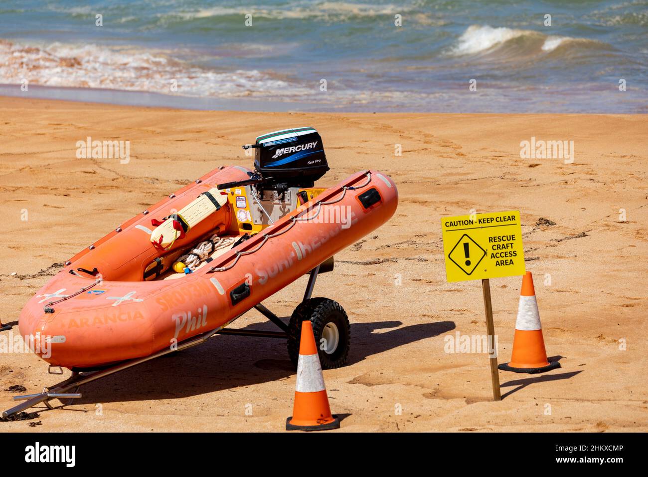 Sydney, surf salvataggio barca dinghy sulla spiaggia in area di accesso del mestiere di salvataggio segnato con Cones, Avalon Beach, Australia Foto Stock