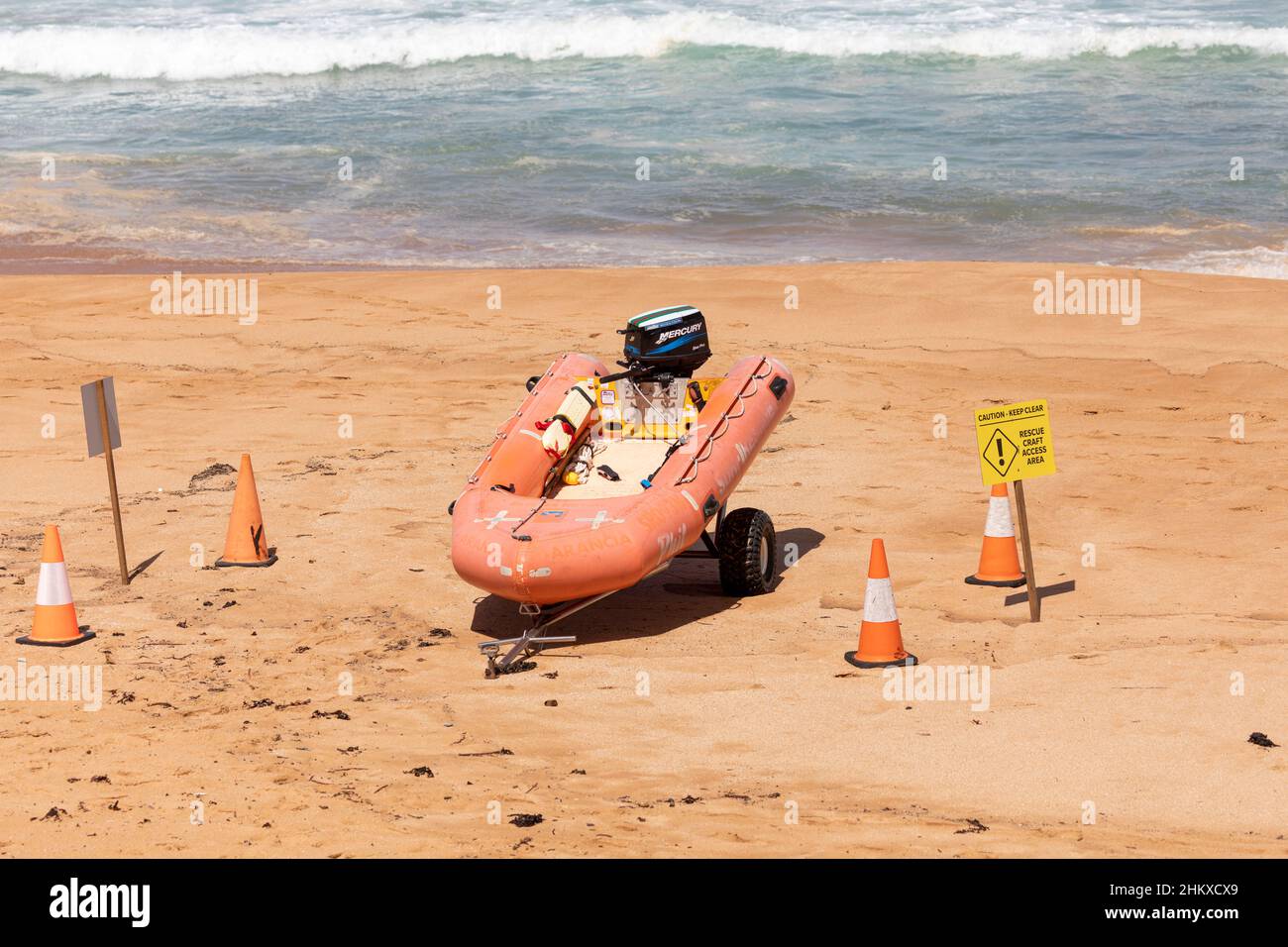 Sydney, surf salvataggio barca dinghy sulla spiaggia in area di accesso del mestiere di salvataggio segnato con Cones, Avalon Beach, Australia Foto Stock