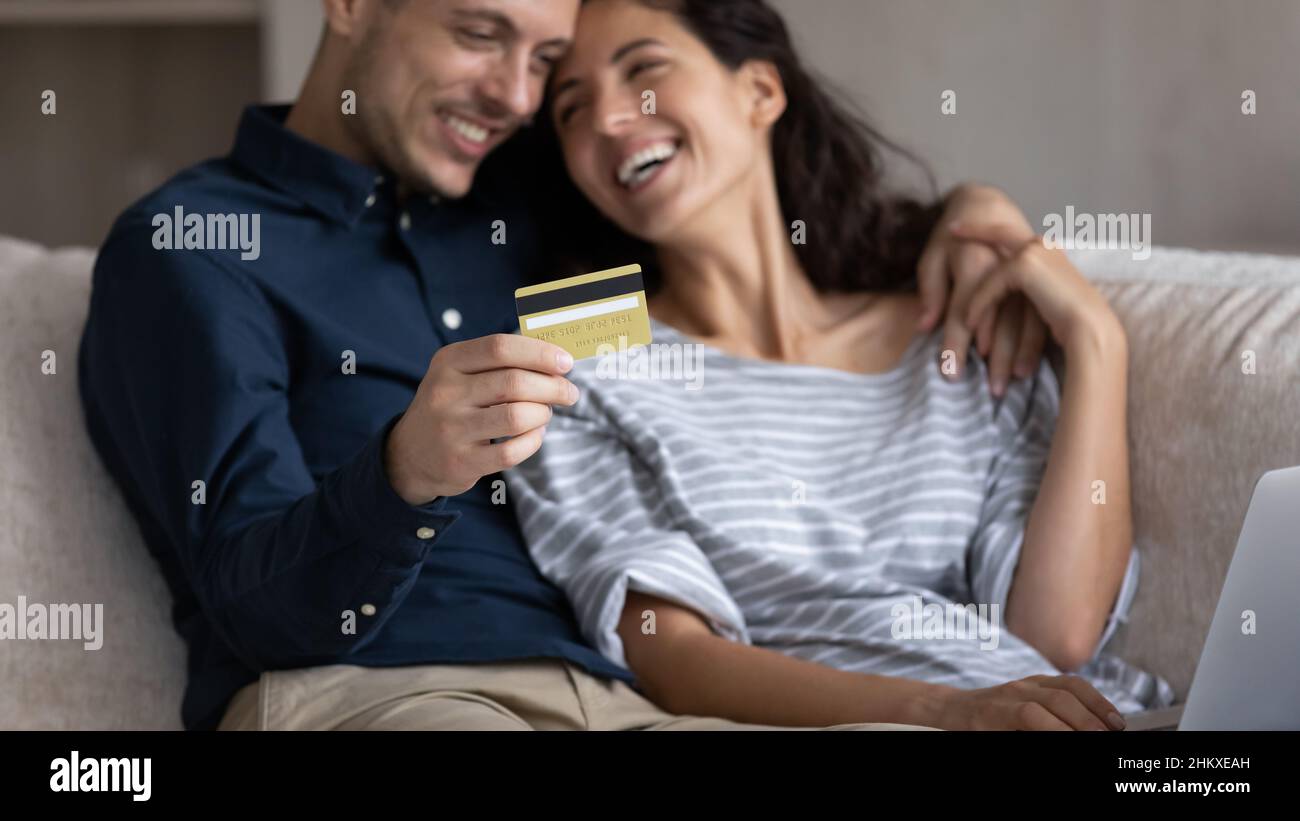 Primo piano felice coppia pagare online con carta di credito Foto Stock