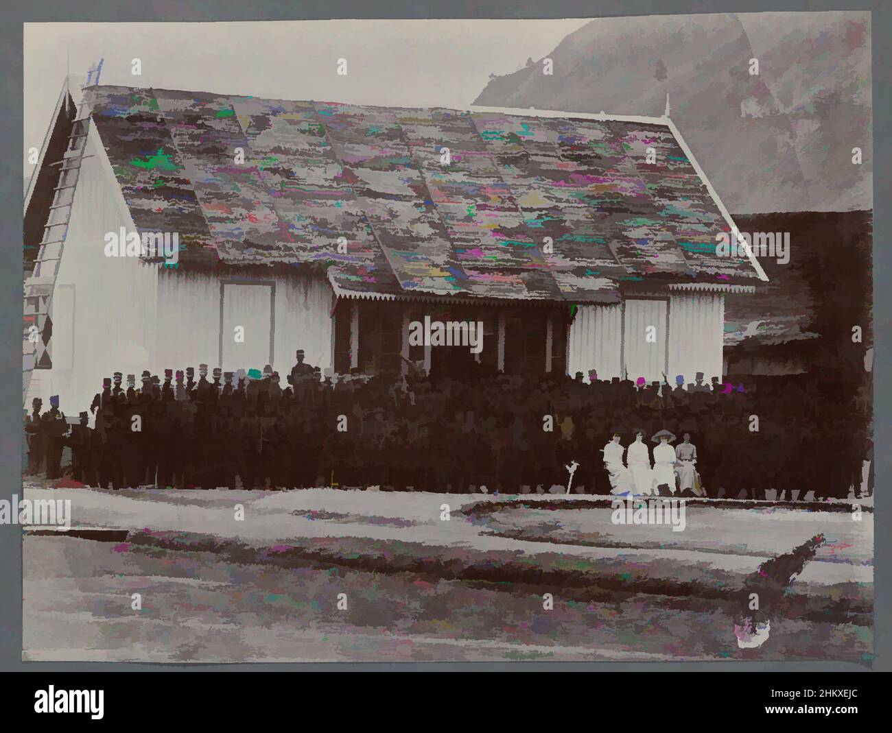 Arte ispirata dalla foto di gruppo di soldati, Un grande gruppo di soldati della KNIL che posano di fronte a una casa. Al centro della prima fila alcuni alti ufficiali con pennacchi bianchi sul casco e quattro donne. Lo stesso gruppo come nelle foto della cerimonia di giuramento. Inserita foto, opere classiche modernizzate da Artotop con un tuffo di modernità. Forme, colore e valore, impatto visivo accattivante sulle emozioni artistiche attraverso la libertà delle opere d'arte in modo contemporaneo. Un messaggio senza tempo che persegue una nuova direzione selvaggiamente creativa. Artisti che si rivolgono al supporto digitale e creano l'NFT Artotop Foto Stock