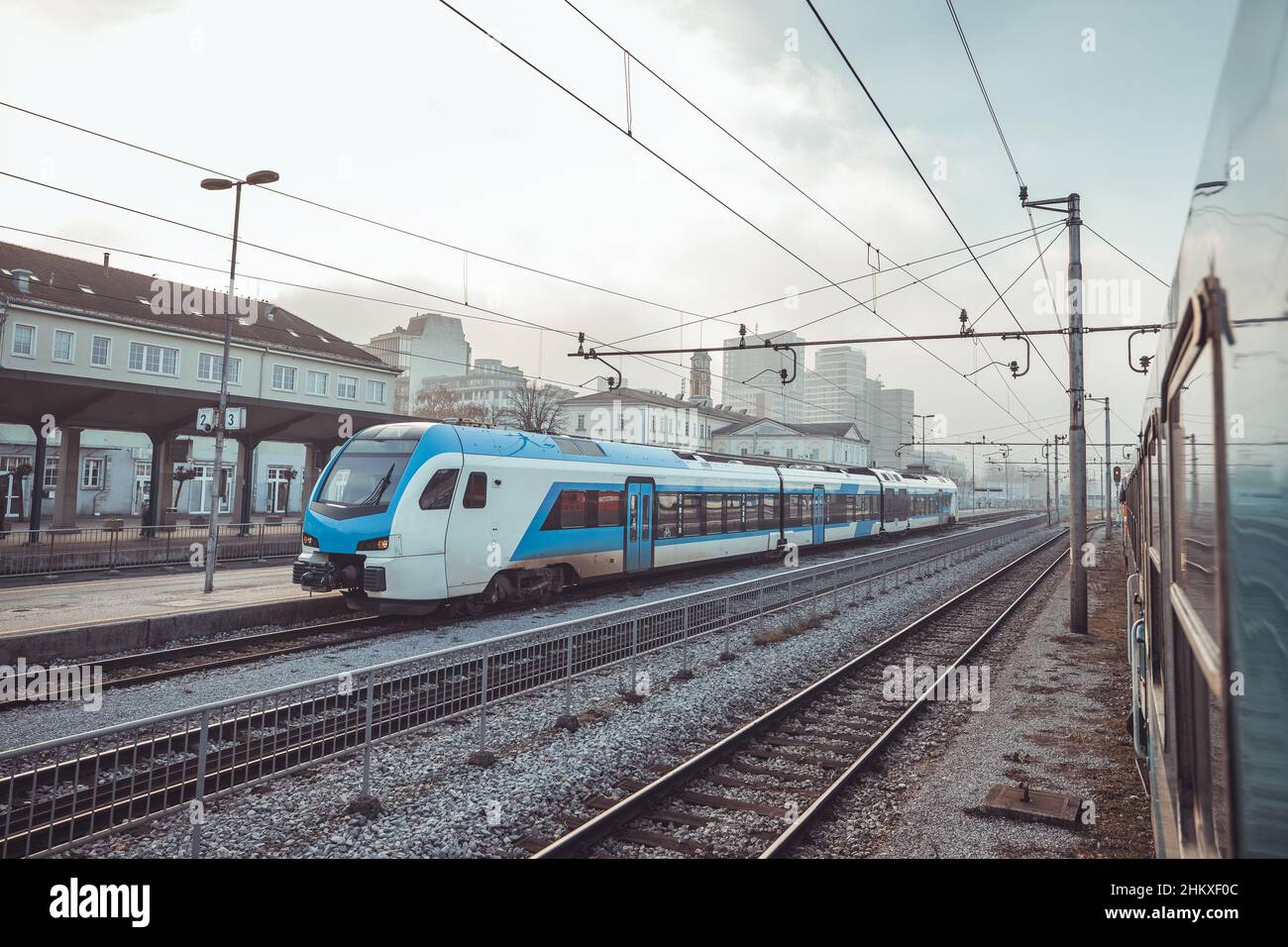 Moderno treno elettrico in attesa sulla staion di Lubiana in una serata invernale, in attesa di iniziare il servizio pendolari verso Kocevje, Slovenia. Foto Stock