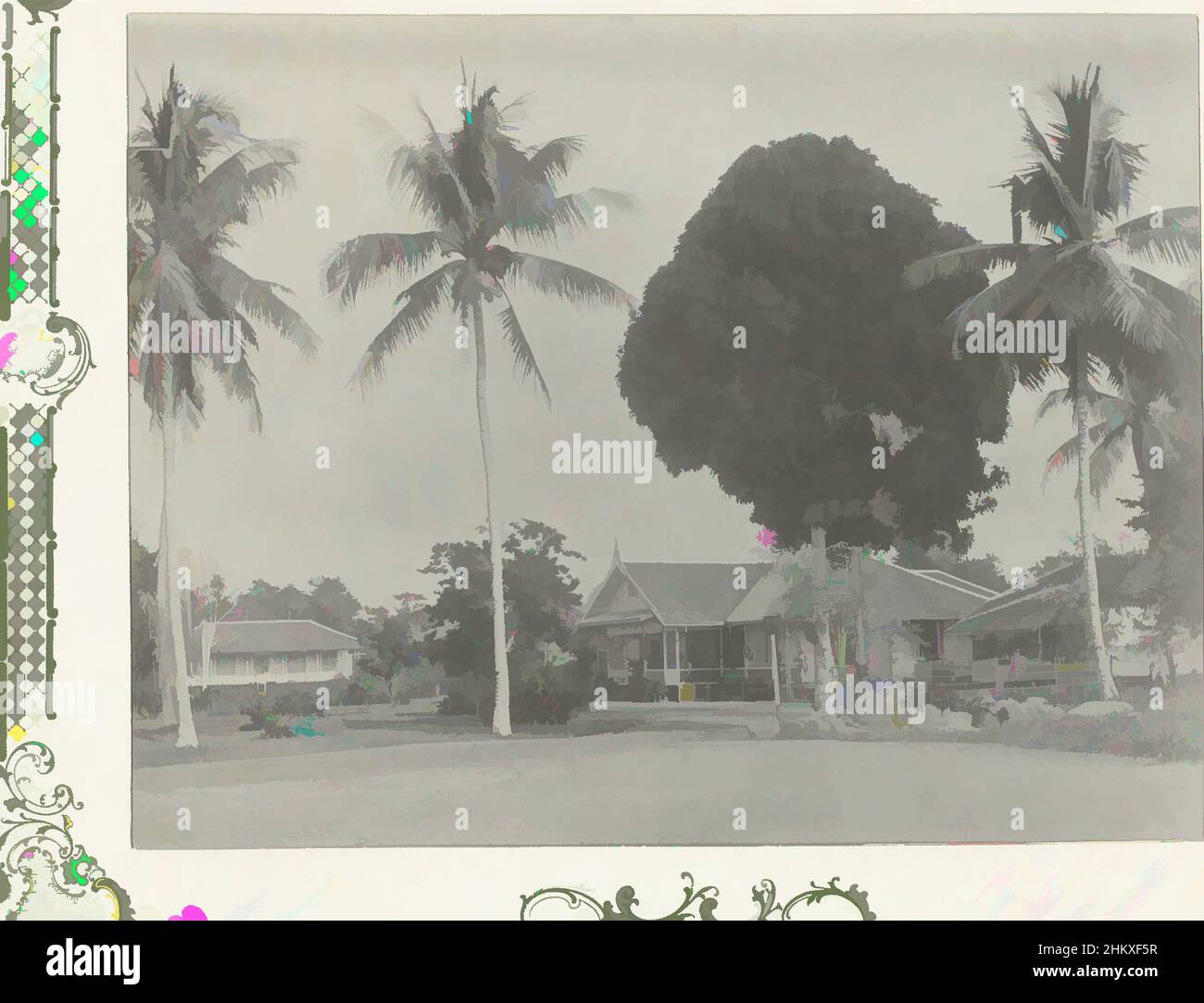 Arte ispirata da edifici sotto gli alberi, vista di alcuni edifici sotto le palme in un luogo in Borneo. Fotografia nell'album fotografico sull'estrazione dell'olio in Borneo da parte della Royal Dutch Petroleum Company (KNPM) negli anni 1903-1907., Kalimantan, 1903 - 1907, carta, gelatina stampa argento, Opere classiche modernizzate da Artotop con un tocco di modernità. Forme, colore e valore, impatto visivo accattivante sulle emozioni artistiche attraverso la libertà delle opere d'arte in modo contemporaneo. Un messaggio senza tempo che persegue una nuova direzione selvaggiamente creativa. Artisti che si rivolgono al supporto digitale e creano l'NFT Artotop Foto Stock
