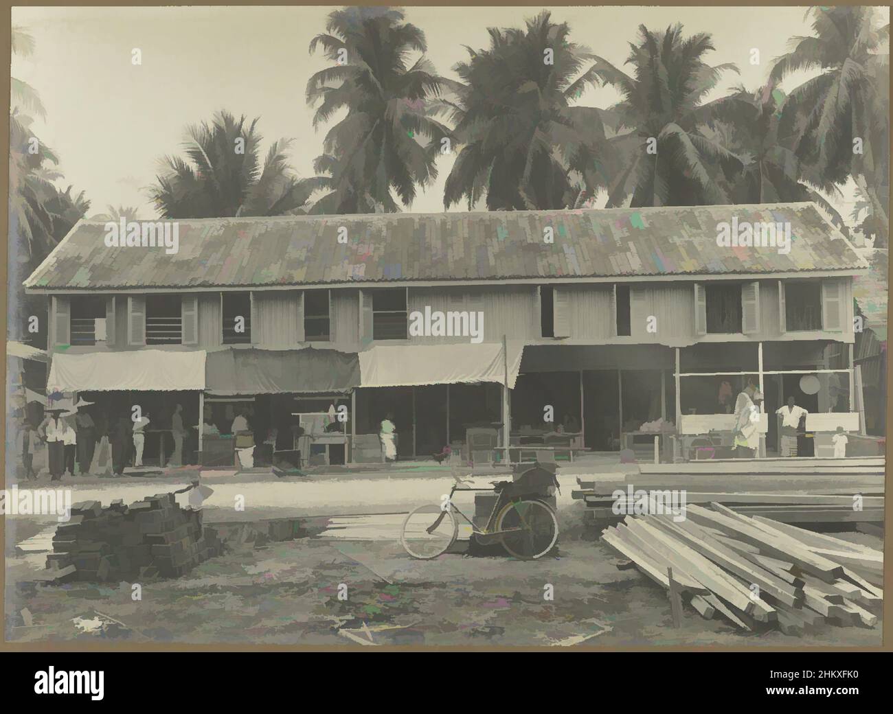 Arte ispirata alla messa in servizio di un negozio, la messa in servizio del blocco finito con diversi negozi, probabilmente a Medan. In primo piano una bicicletta e pile di materiali da costruzione rimanenti. Foto nell'album fotografico della ditta olandese Bennink and, Classic works modernizzati da Artotop con un tuffo di modernità. Forme, colore e valore, impatto visivo accattivante sulle emozioni artistiche attraverso la libertà delle opere d'arte in modo contemporaneo. Un messaggio senza tempo che persegue una nuova direzione selvaggiamente creativa. Artisti che si rivolgono al supporto digitale e creano l'NFT Artotop Foto Stock