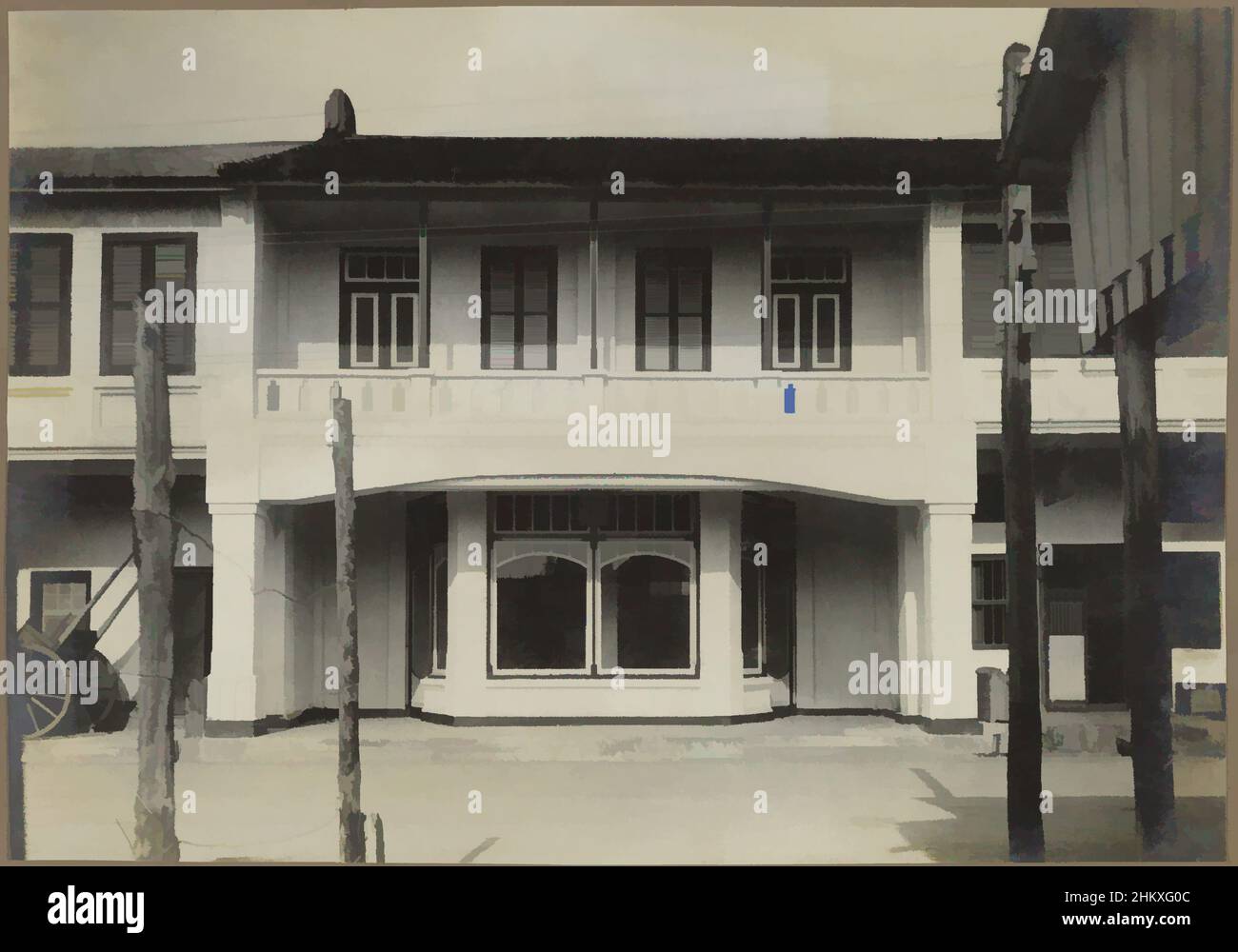 Arte ispirata dalla facciata di un nuovo negozio, la facciata di un nuovo negozio su una strada dello shopping, probabilmente a Medan. Foto nell'album fotografico della ditta olandese Bennink e Riphagen a Medan negli anni ca. 1914-1919., Medan, 1914 - 1919, fotografie, opere classiche modernizzate da Artotop con un tuffo di modernità. Forme, colore e valore, impatto visivo accattivante sulle emozioni artistiche attraverso la libertà delle opere d'arte in modo contemporaneo. Un messaggio senza tempo che persegue una nuova direzione selvaggiamente creativa. Artisti che si rivolgono al supporto digitale e creano l'NFT Artotop Foto Stock